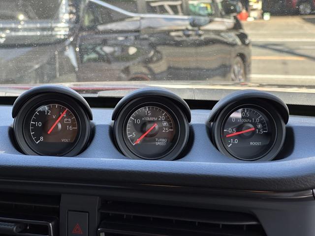 フェアレディZ ベースグレード 6MT LEDヘッドランプ NissanConnectナビゲーション バックモニター ETC2.0 本革巻ステアリング 3連サブメーター アルミペダル エマージェンシーブレーキ スマートキー(20枚目)