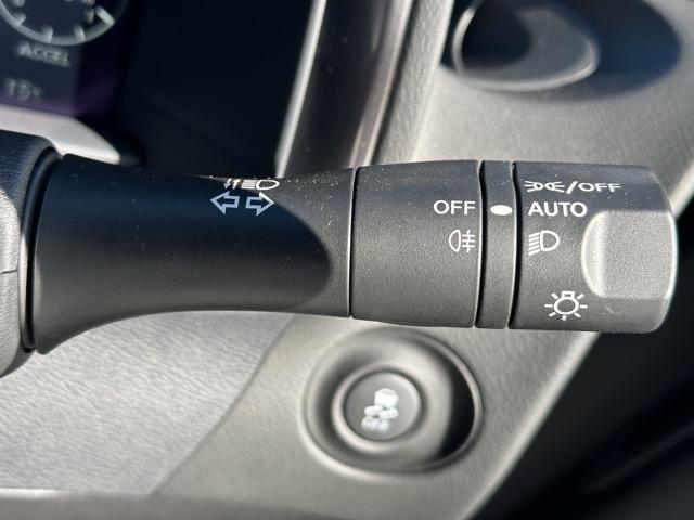 フェアレディZ ベースグレード 6MT LEDヘッドランプ NissanConnectナビゲーション バックモニター ETC2.0 本革巻ステアリング 3連サブメーター アルミペダル エマージェンシーブレーキ スマートキー(21枚目)