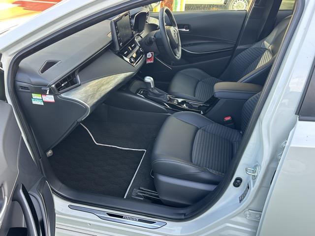 カローラツーリング ハイブリッド ダブルバイビー モデリスタエアロ&アルミホイール付 セーフティセンス LEDヘッドランプ ディスプレイオーディオ ヘッドアップディスプレイ スペアタイヤ 本革巻ステアリング シートヒーター ステアリングヒーター(6枚目)