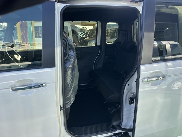 N-BOXカスタム ベースグレード 両側パワースライドドア スマートキー LEDヘッドライト フルオートエアコン シートヒーター USB充電ソケット ロールサンシェード シートバックテーブル 電気式パーキングブレーキ 届出済未使用車(7枚目)