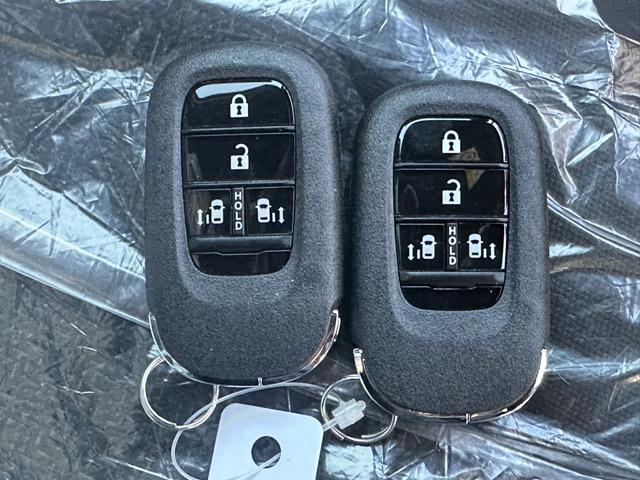 N-BOXカスタム ベースグレード 両側パワースライドドア スマートキー LEDヘッドライト フルオートエアコン シートヒーター USB充電ソケット ロールサンシェード シートバックテーブル 電気式パーキングブレーキ 届出済未使用車(25枚目)