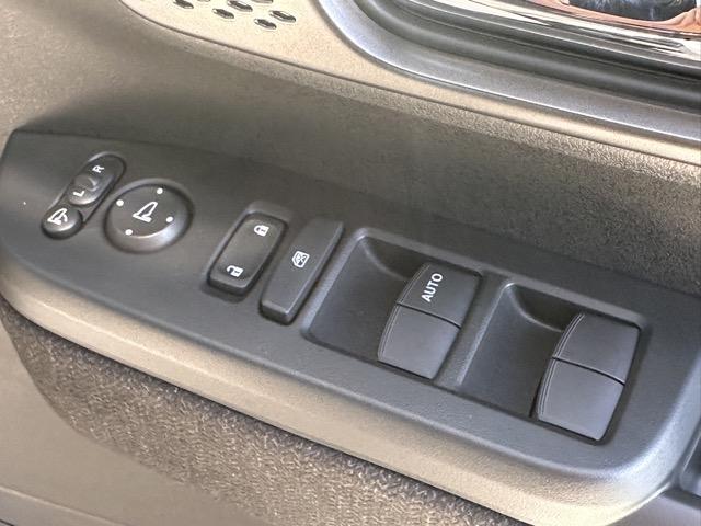 N-BOXカスタム ベースグレード 両側パワースライドドア スマートキー LEDヘッドライト フルオートエアコン シートヒーター USB充電ソケット ロールサンシェード シートバックテーブル 電気式パーキングブレーキ 届出済未使用車(17枚目)