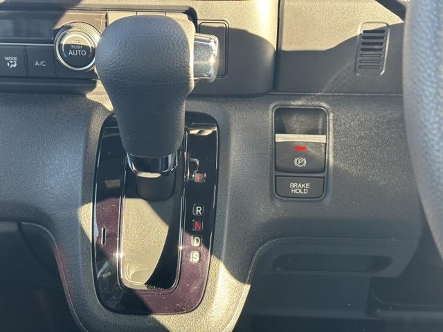 N-BOXカスタム ベースグレード 両側パワースライドドア スマートキー LEDヘッドライト フルオートエアコン シートヒーター USB充電ソケット ロールサンシェード シートバックテーブル 電気式パーキングブレーキ 届出済未使用車(20枚目)