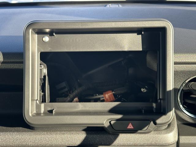 N-BOXカスタム ベースグレード 両側パワースライドドア スマートキー LEDヘッドライト フルオートエアコン シートヒーター USB充電ソケット ロールサンシェード シートバックテーブル 電気式パーキングブレーキ 届出済未使用車(22枚目)