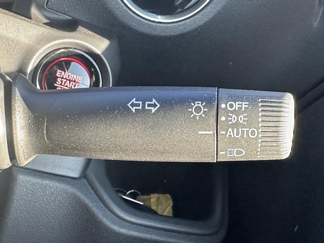 N-BOXカスタム ベースグレード 両側パワースライドドア スマートキー LEDヘッドライト フルオートエアコン シートヒーター USB充電ソケット ロールサンシェード シートバックテーブル 電気式パーキングブレーキ 届出済未使用車(23枚目)