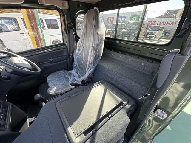 スーパーキャリイ Xリミテッド 4WD 4AT 特別仕様車 専用フロントガーニッシュ 専用サイドデカール LEDヘッドランプ&フォグランプベゼル(ブラック塗装)専用スチールホイール(ブラック塗装) 電動格納ドアミラー 届出済未使用車(7枚目)
