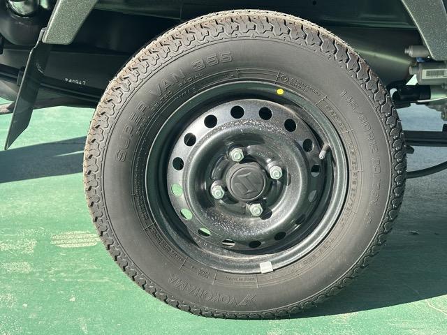 スーパーキャリイ Xリミテッド 4WD 4AT 特別仕様車 専用フロントガーニッシュ 専用サイドデカール LEDヘッドランプ&フォグランプベゼル(ブラック塗装)専用スチールホイール(ブラック塗装) 電動格納ドアミラー 届出済未使用車(12枚目)