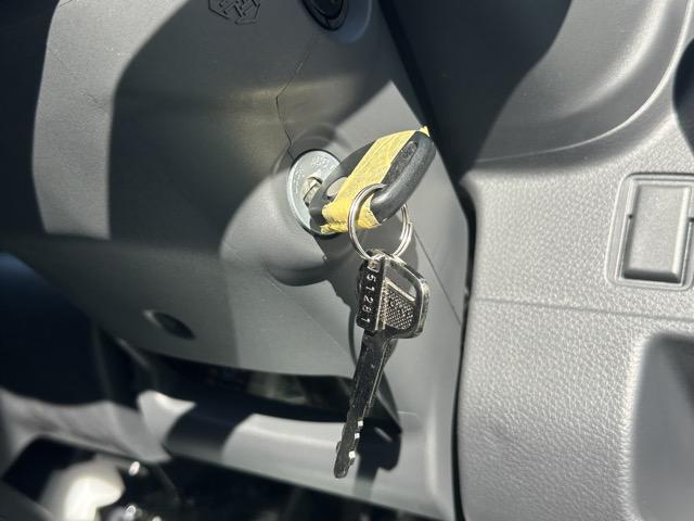 スーパーキャリイ Xリミテッド 4WD 4AT 特別仕様車 専用フロントガーニッシュ 専用サイドデカール LEDヘッドランプ&フォグランプベゼル(ブラック塗装)専用スチールホイール(ブラック塗装) 電動格納ドアミラー 届出済未使用車(15枚目)