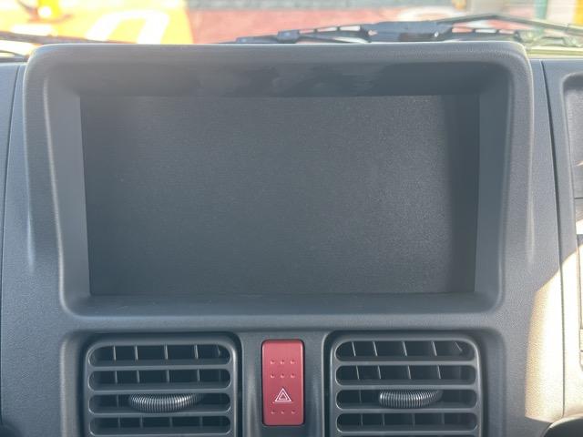 スーパーキャリイ Xリミテッド 4WD 4AT 特別仕様車 専用フロントガーニッシュ 専用サイドデカール LEDヘッドランプ&フォグランプベゼル(ブラック塗装)専用スチールホイール(ブラック塗装) 電動格納ドアミラー 届出済未使用車(17枚目)