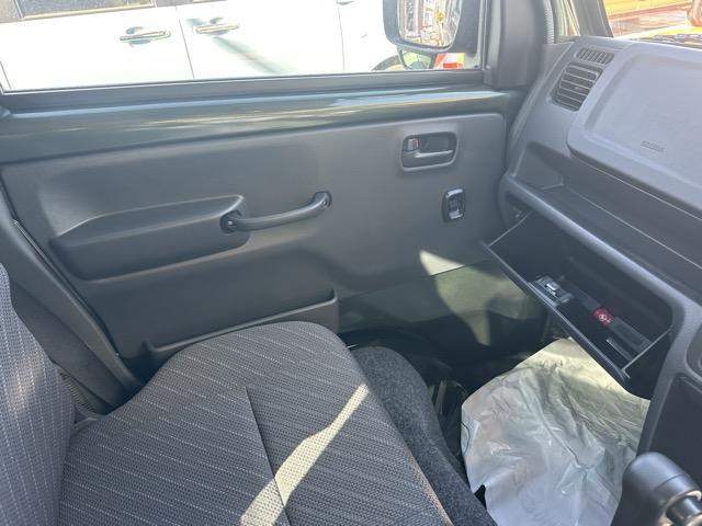 スーパーキャリイ Xリミテッド 4WD 4AT 特別仕様車 専用フロントガーニッシュ 専用サイドデカール LEDヘッドランプ&フォグランプベゼル(ブラック塗装)専用スチールホイール(ブラック塗装) 電動格納ドアミラー 届出済未使用車(22枚目)