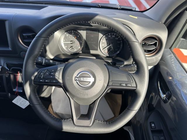 キャラバン ロングオーテックラインプラス　ディーゼル車　４ＷＤ　寒冷地仕様　スマートキー　ＬＥＤヘッドライト　両側スライドドア　フルオートエアコン　シートヒーター　アラウンドビューモニター　革巻きハンドル　フォグランプ　登録済未使用車（10枚目）