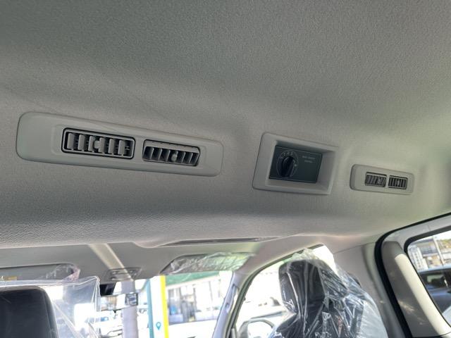 キャラバン ロングオーテックラインプラス　ディーゼル車　４ＷＤ　寒冷地仕様　スマートキー　ＬＥＤヘッドライト　両側スライドドア　フルオートエアコン　シートヒーター　アラウンドビューモニター　革巻きハンドル　フォグランプ　登録済未使用車（11枚目）