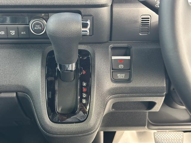 N-BOXカスタム ターボコーディネートスタイル ホンダセンシング LEDヘッドライト LEDフォグランプ 電子制御パーキングブレーキ オートブレーキホールド 両側パワースライドドア 本革巻ステライング 運転席・助手席シートヒーター 届出済未使用車(20枚目)