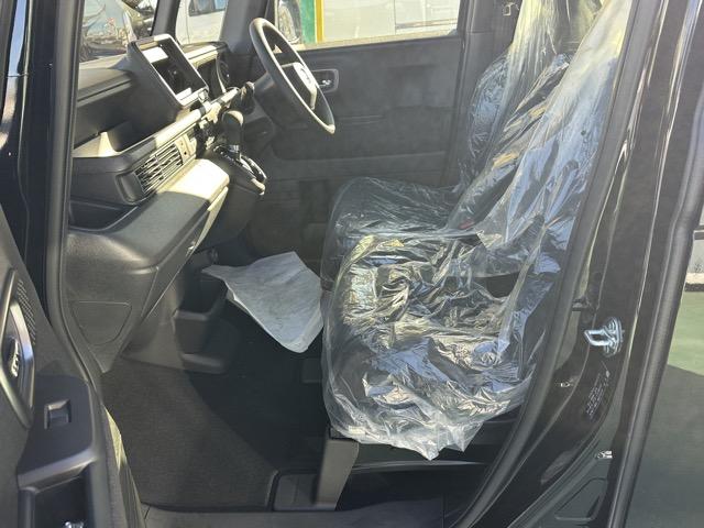 N-BOXカスタム ベースグレード 両側パワースライドドア スマートキー LEDヘッドライト フルオートエアコン シートヒーター USB充電ソケット ロールサンシェード シートバックテーブル 電気式パーキングブレーキ 届出済未使用車(6枚目)