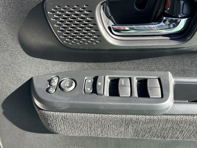 N-BOXカスタム ベースグレード 両側パワースライドドア スマートキー LEDヘッドライト フルオートエアコン シートヒーター USB充電ソケット ロールサンシェード シートバックテーブル 電気式パーキングブレーキ 届出済未使用車(18枚目)