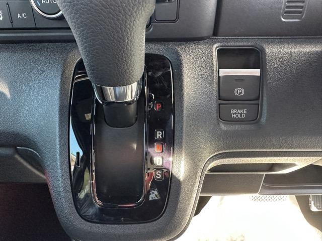 N-BOXカスタム ベースグレード 両側パワースライドドア スマートキー LEDヘッドライト フルオートエアコン シートヒーター USB充電ソケット ロールサンシェード シートバックテーブル 電気式パーキングブレーキ 届出済未使用車(21枚目)