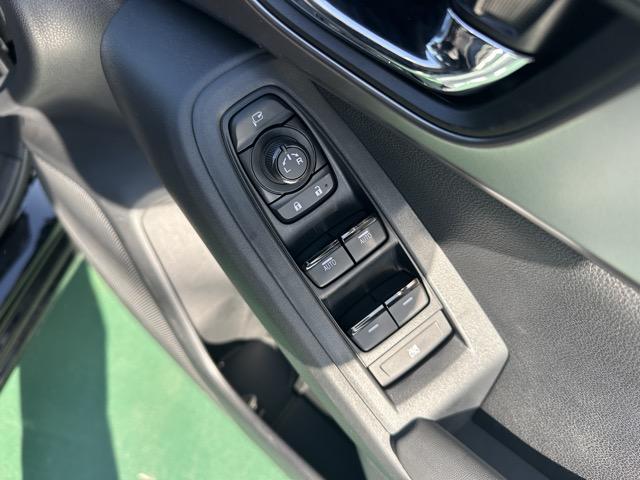 インプレッサ ＳＴ　２ＷＤ　スマートキー　ＬＥＤヘッドライト　フルオートエアコン　電気式パーキングブレーキ　ＵＳＢ充電ソケット　オートクルーズコントロール　パドルシフト　オートライト　電動格納ドアミラー（14枚目）