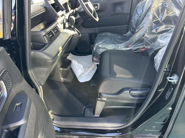 N-BOXカスタム ベースグレード 両側パワースライドドア スマートキー LEDヘッドライト フルオートエアコン シートヒーター USB充電ソケット ロールサンシェード シートバックテーブル 電気式パーキングブレーキ 届出済未使用車(6枚目)