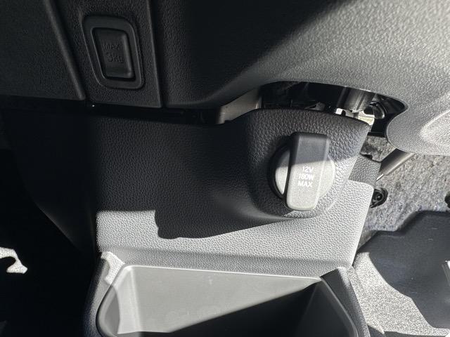 N-BOXカスタム ベースグレード 両側パワースライドドア スマートキー LEDヘッドライト フルオートエアコン シートヒーター USB充電ソケット ロールサンシェード シートバックテーブル 電気式パーキングブレーキ 届出済未使用車(22枚目)