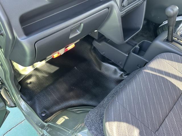 スーパーキャリイ Xリミテッド 4WD 4AT 特別仕様車 専用フロントガーニッシュ 専用サイドデカール LEDヘッドランプ&フォグランプベゼル(ブラック塗装)専用スチールホイール(ブラック塗装) 電動格納ドアミラー 届出済未使用車(7枚目)