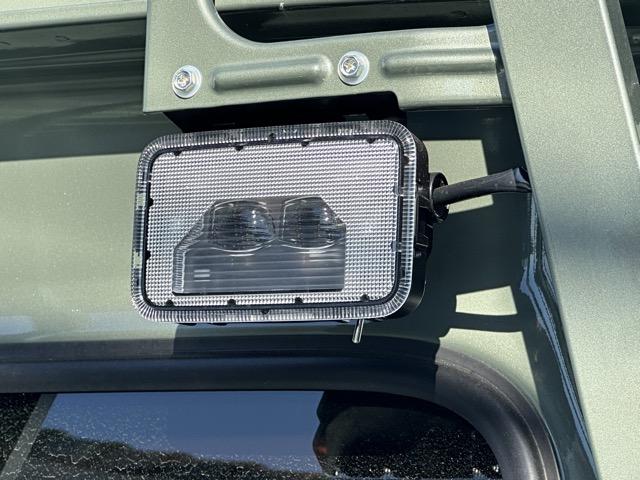 スーパーキャリイ Xリミテッド 4WD 4AT 特別仕様車 専用フロントガーニッシュ 専用サイドデカール LEDヘッドランプ&フォグランプベゼル(ブラック塗装)専用スチールホイール(ブラック塗装) 電動格納ドアミラー 届出済未使用車(10枚目)