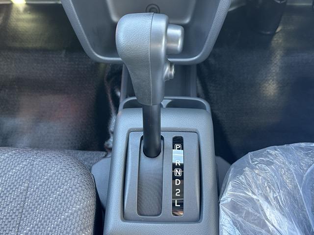 スーパーキャリイ Xリミテッド 4WD 4AT 特別仕様車 専用フロントガーニッシュ 専用サイドデカール LEDヘッドランプ&フォグランプベゼル(ブラック塗装)専用スチールホイール(ブラック塗装) 電動格納ドアミラー 届出済未使用車(21枚目)