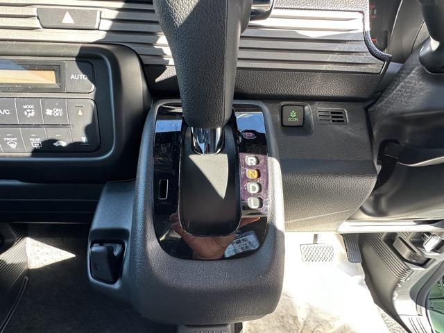 N-VAN ファン 2WD CVT ホンダセンシング フルLEDヘッドライト 運転席用&助手席用i-SRSエアバッグシステム 充電用USBジャック スマートキー アクセサリーソケット(DC12V) 届出済未使用車(21枚目)