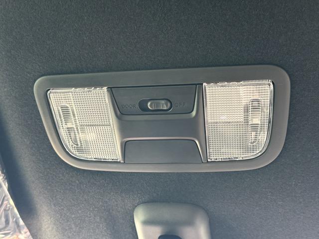 N-VAN ファン 2WD CVT ホンダセンシング フルLEDヘッドライト 運転席用&助手席用i-SRSエアバッグシステム 充電用USBジャック スマートキー アクセサリーソケット(DC12V) 届出済未使用車(27枚目)