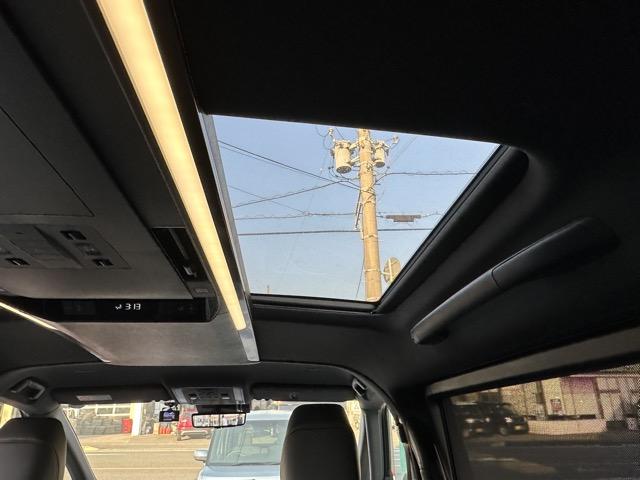 アルファードハイブリッド Ｚ　走行距離８，６５８ｋｍ　セーフティセンス　ユニバーサルステップ　左右独立ムーンルーフ　ディスプレイオーディオ　パノラミックビュー　シートヒーター＆ベンチレーション　ステアリングヒーター　おくだけ充電（16枚目）