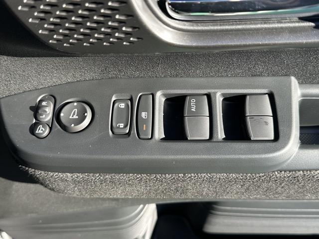 Ｎ－ＢＯＸカスタム ベースグレード　ホンダセンシング　ＬＥＤヘッドランプ　パワースライドドア　電子制御パーキングブレーキ　オートブレーキホールド機能　運転席・助手席シートヒーター　ロールサンシェード　スマートキー　届出済未使用車（16枚目）