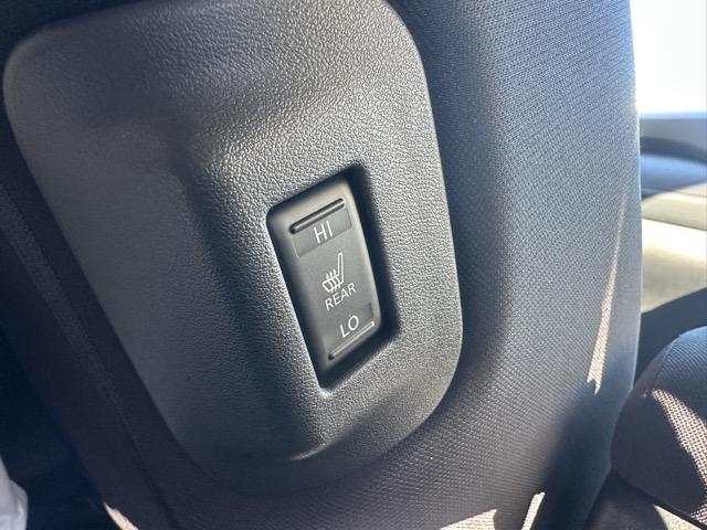 リーフ Ｓ　スマートキー　ＬＥＤヘッドライト　フルオートエアコン　シートヒーター＆ハンドルヒーター　オートクルーズコントロール　衝突被害軽減ブレーキ　オートライト　電動格納ドアミラー　前後パワーウィンドー（10枚目）