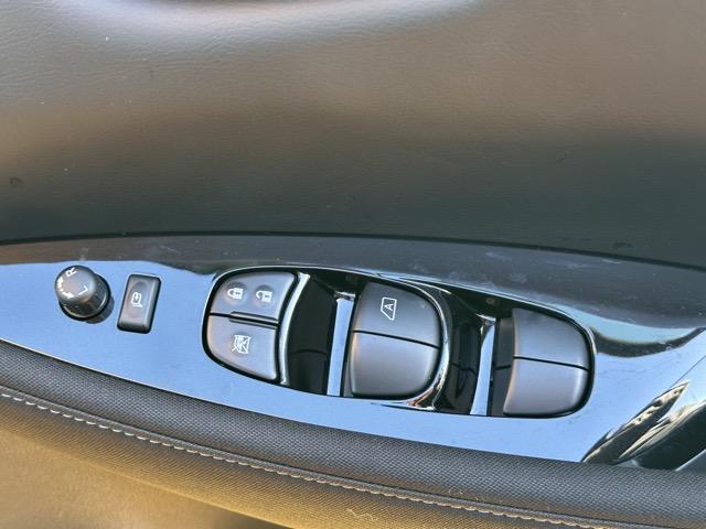 リーフ Ｓ　スマートキー　ＬＥＤヘッドライト　フルオートエアコン　シートヒーター＆ハンドルヒーター　オートクルーズコントロール　衝突被害軽減ブレーキ　オートライト　電動格納ドアミラー　前後パワーウィンドー（16枚目）