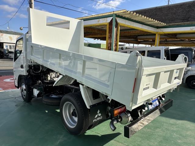 キャンター 全低床強化ダンプ　５ＭＴ　３ｔ全低床強化ダンプ　バックカメラ付き　フォグランプ　電動格納ドアミラー　スマートキー　ＬＥＤヘッドライト　Ｂｌｕｅｔｏｏｔｈオーディオ　パワーウィンドー　アイドリングストップ　オートライト（5枚目）