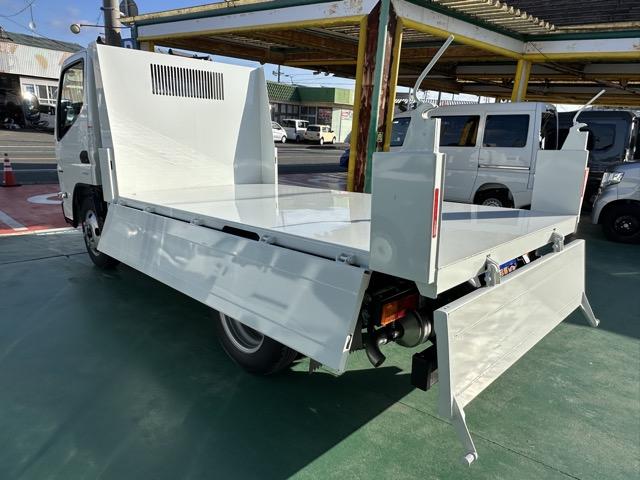 キャンター 全低床強化ダンプ　５ＭＴ　３ｔ全低床強化ダンプ　バックカメラ付き　フォグランプ　電動格納ドアミラー　スマートキー　ＬＥＤヘッドライト　Ｂｌｕｅｔｏｏｔｈオーディオ　パワーウィンドー　アイドリングストップ　オートライト（16枚目）