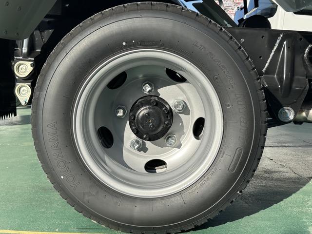 キャンター 全低床強化ダンプ　５ＭＴ　３ｔ全低床強化ダンプ　バックカメラ付き　フォグランプ　電動格納ドアミラー　スマートキー　ＬＥＤヘッドライト　Ｂｌｕｅｔｏｏｔｈオーディオ　パワーウィンドー　アイドリングストップ　オートライト（19枚目）