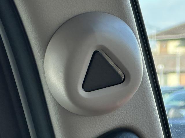 キャンター 全低床強化ダンプ　５ＭＴ　３ｔ全低床強化ダンプ　バックカメラ付き　フォグランプ　電動格納ドアミラー　スマートキー　ＬＥＤヘッドライト　Ｂｌｕｅｔｏｏｔｈオーディオ　パワーウィンドー　アイドリングストップ　オートライト（33枚目）