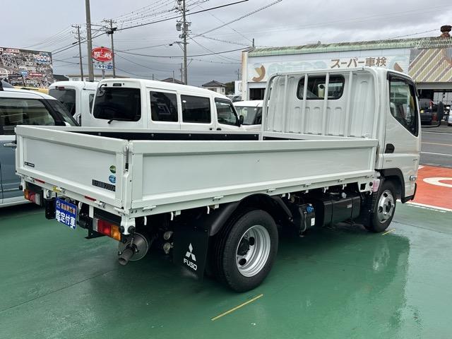 キャンター 全低床　５ＭＴ　２ｔ全低床平ボディ　バックカメラ　フォグランプ　電動格納ドアミラー　スマートキー　ＬＥＤヘッドライト　Ｂｌｕｅｔｏｏｔｈオーディオ　パワーウィンドー　アイドリングストップ　オートライト（16枚目）