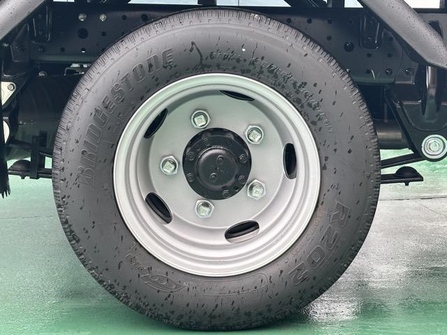 キャンター 全低床　５ＭＴ　２ｔ全低床平ボディ　バックカメラ　フォグランプ　電動格納ドアミラー　スマートキー　ＬＥＤヘッドライト　Ｂｌｕｅｔｏｏｔｈオーディオ　パワーウィンドー　アイドリングストップ　オートライト（17枚目）