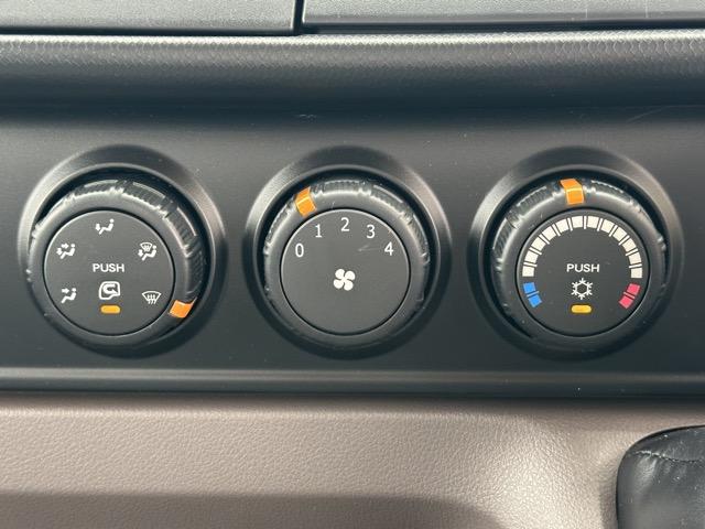 キャンター 全低床　５ＭＴ　２ｔ全低床平ボディ　バックカメラ　フォグランプ　電動格納ドアミラー　スマートキー　ＬＥＤヘッドライト　Ｂｌｕｅｔｏｏｔｈオーディオ　パワーウィンドー　アイドリングストップ　オートライト（22枚目）