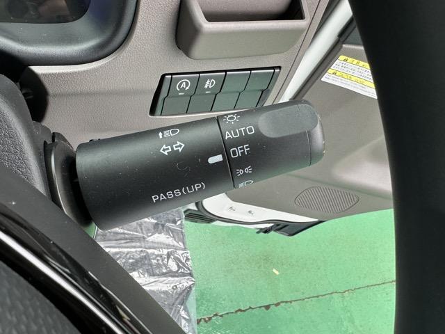 キャンター 全低床　５ＭＴ　２ｔ全低床平ボディ　バックカメラ　フォグランプ　電動格納ドアミラー　スマートキー　ＬＥＤヘッドライト　Ｂｌｕｅｔｏｏｔｈオーディオ　パワーウィンドー　アイドリングストップ　オートライト（25枚目）