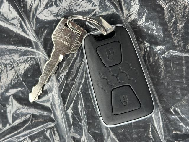 キャンター 全低床　５ＭＴ　２ｔ全低床平ボディ　バックカメラ　フォグランプ　電動格納ドアミラー　スマートキー　ＬＥＤヘッドライト　Ｂｌｕｅｔｏｏｔｈオーディオ　パワーウィンドー　アイドリングストップ　オートライト（27枚目）