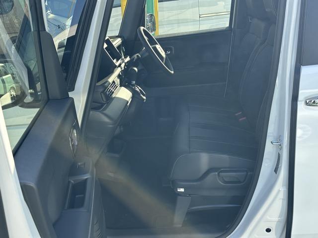 Ｎ－ＢＯＸカスタム コーディネートスタイル　ホンダセンシング　ＬＥＤヘッド＆フォグランプ　両側パワースライドドア　電子制御パーキングブレーキ　オートブレーキホールド機能　運転席・助手席シートヒーター　シートバックテーブル　届出済未使用車（6枚目）