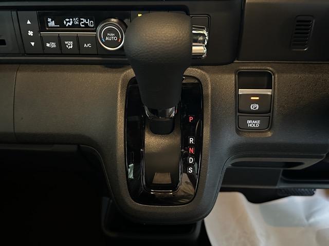 Ｎ－ＢＯＸカスタム ターボ　ホンダセンシング　ダイレクトプロジェクション式フルＬＥＤヘッドライト　両側パワースライドドア　電子制御パーキングブレーキ　オートブレーキホールド機能　運転席＆助手席シートヒーター　届出済未使用車（24枚目）