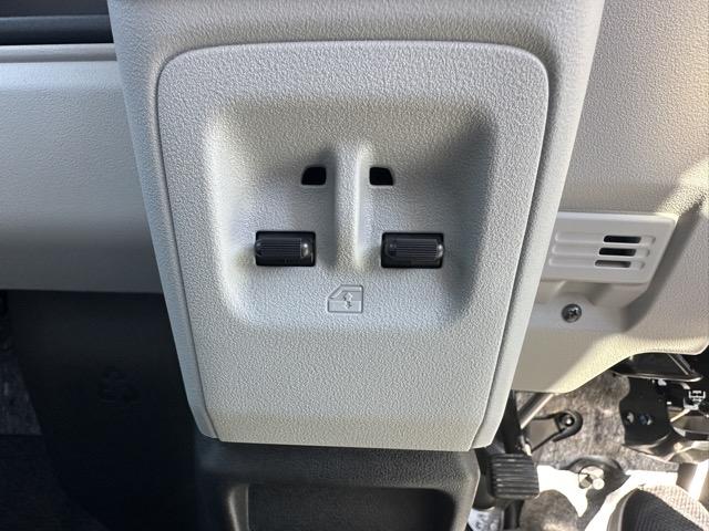 Ｎ－ＶＡＮ ｅ： ｅ：　Ｌ４　スマートキー　両側スライドドア　フルオートエアコン　シートヒーター　ＵＳＢ充電ソケット　オートクルーズコントロール　電動格納ドアミラー　パワーウィンドー　衝突被害軽減ブレーキ　届出済未使用車（20枚目）