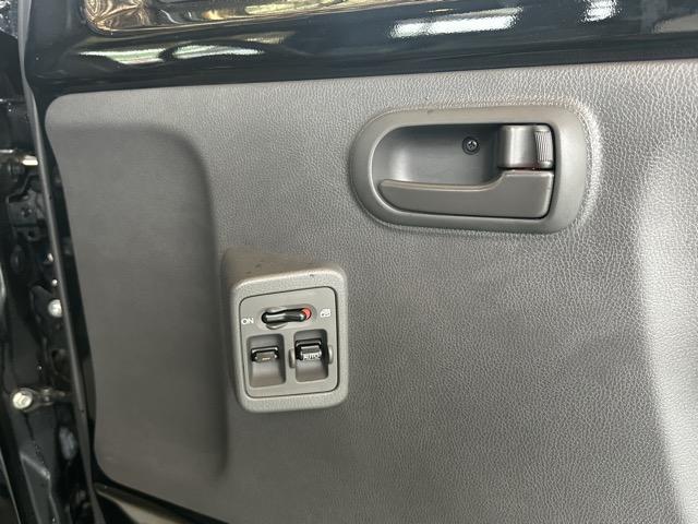 アクティトラック タウン　走行距離４９ｋｍ　４ＷＤ　５ＭＴ　ガードパイプ付鳥居　助手席用ＳＲＳエアバッグシステム　ＡＭ／ＦＭチューナー付ＣＤプレーヤー　キーレスエントリー　パワーウィンドウ　パワードアロック　荷台作業灯（14枚目）