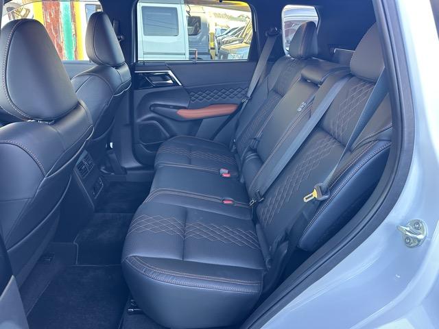 アウトランダーＰＨＥＶ Ｐ　７人乗り　純正ナビゲーション　アラウンドビューモニター　ＥＴＣ　マイパイロット　シートヒーター＆ハンドルヒーター　パワーシート　パワーバックドア　スマートキー　ＬＥＤヘッドライト　フルオートエアコン（7枚目）