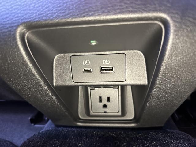 アウトランダーＰＨＥＶ Ｐ　７人乗り　純正ナビゲーション　アラウンドビューモニター　ＥＴＣ　マイパイロット　シートヒーター＆ハンドルヒーター　パワーシート　パワーバックドア　スマートキー　ＬＥＤヘッドライト　フルオートエアコン（12枚目）