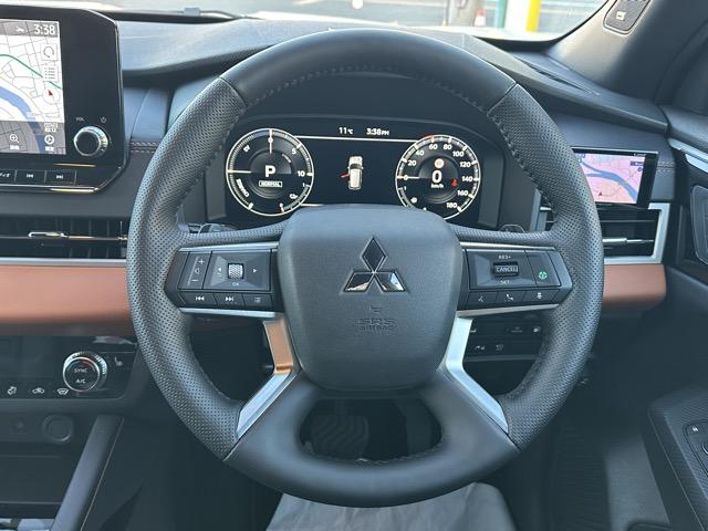 アウトランダーＰＨＥＶ Ｐ　７人乗り　純正ナビゲーション　アラウンドビューモニター　ＥＴＣ　マイパイロット　シートヒーター＆ハンドルヒーター　パワーシート　パワーバックドア　スマートキー　ＬＥＤヘッドライト　フルオートエアコン（14枚目）