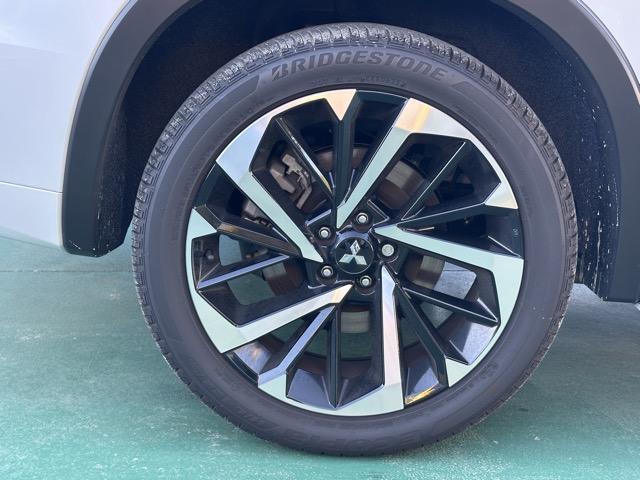 アウトランダーＰＨＥＶ Ｐ　７人乗り　純正ナビゲーション　アラウンドビューモニター　ＥＴＣ　マイパイロット　シートヒーター＆ハンドルヒーター　パワーシート　パワーバックドア　スマートキー　ＬＥＤヘッドライト　フルオートエアコン（22枚目）