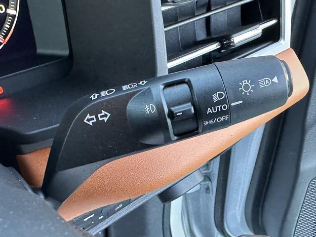 アウトランダーＰＨＥＶ Ｐ　７人乗り　純正ナビゲーション　アラウンドビューモニター　ＥＴＣ　マイパイロット　シートヒーター＆ハンドルヒーター　パワーシート　パワーバックドア　スマートキー　ＬＥＤヘッドライト　フルオートエアコン（27枚目）